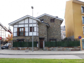 Casa con jardín frente ciudadela Jaca